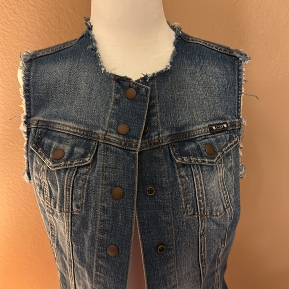 LUCKY - Picture 4 of 7